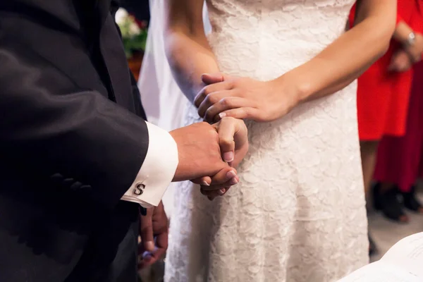 Mãos Dadas Durante Casamento — Fotografia de Stock