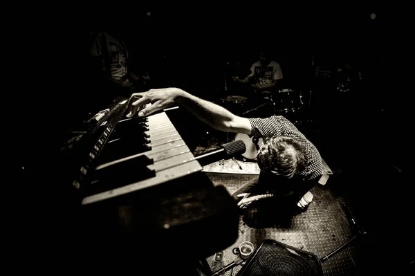 Músico Tocando Piano Dramáticamente — Foto de Stock