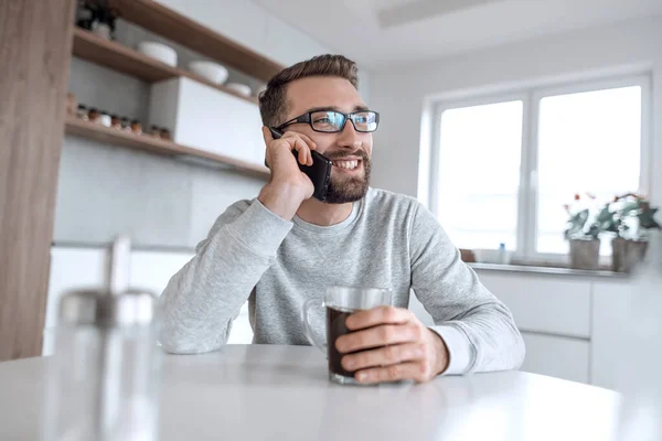 Homem Atraente Falando Seu Smartphone Durante Café Manhã — Fotografia de Stock