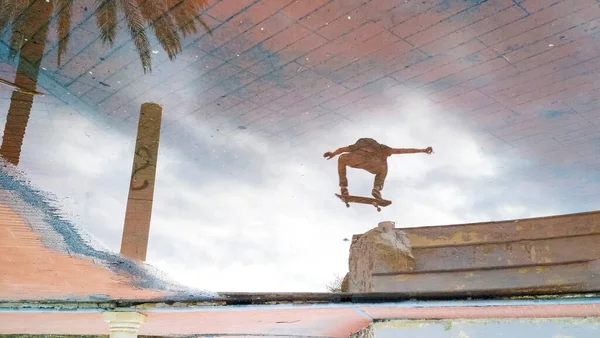 跳跃式滑板运动员的倒影 — 图库照片