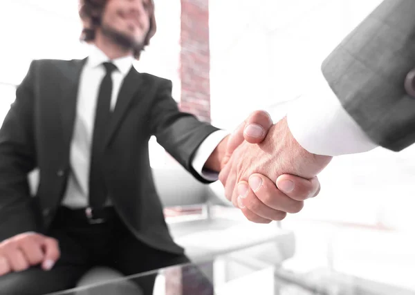 Zbliżenie Dwóch Biznesmenów Ściskających Dłonie — Zdjęcie stockowe