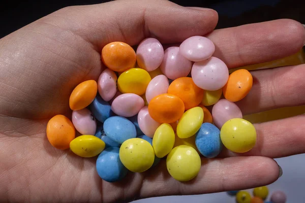 Onun Içinde Küçük Renkli Yuvarlak Şekerler — Stok fotoğraf