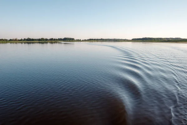 一艘船螺旋桨在湖水中留下的一个很好的脚印 — 图库照片