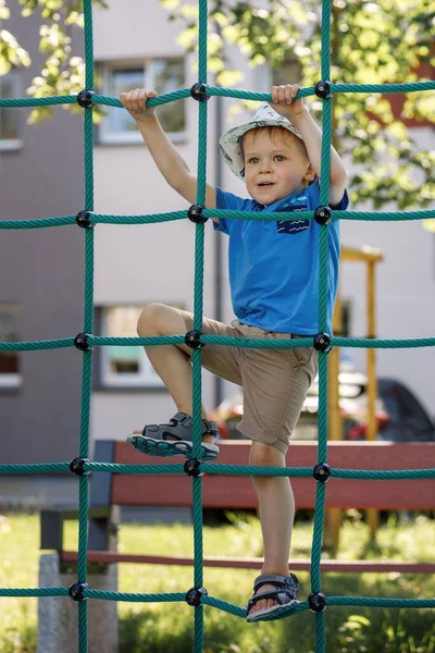 儿童悬挂在城市公园的绿绳网上 — 图库照片
