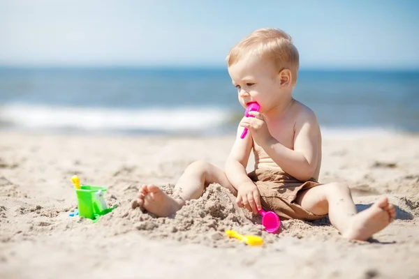 Kind Spielt Strand Mit Sand Spielzeug Aus Sand Und Wasser — Stockfoto