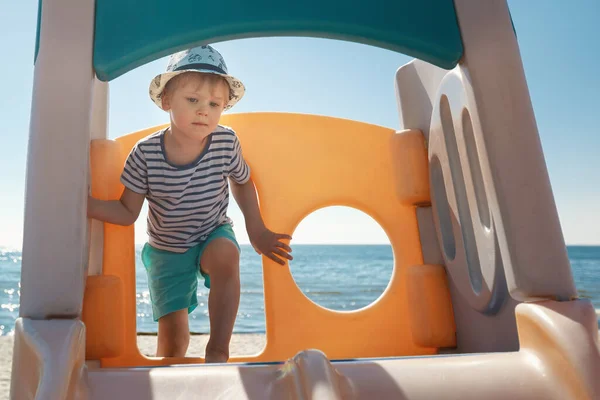 Der Junge Steigt Auf Die Orangefarbene Kinderrutsche Strand — Stockfoto