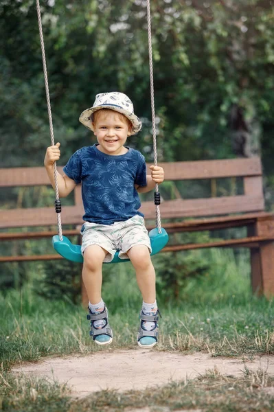 ロープ スイングで楽しい少年 — ストック写真