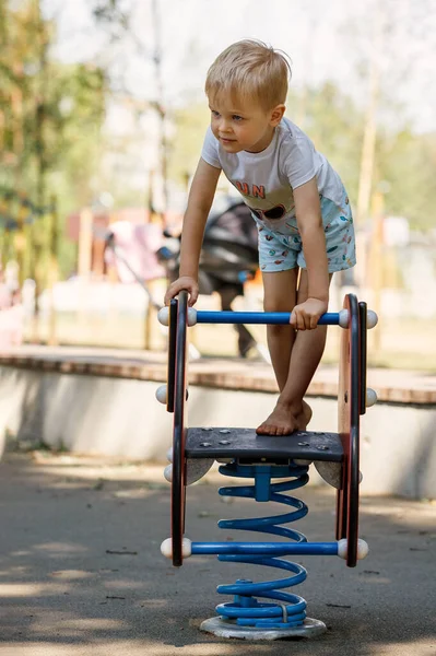 Der Tapfere Kleine Junge Steht Auf Und Balanciert Auf Einer — Stockfoto