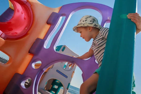 Ein Süßer Lächelnder Junge Spielt Auf Einem Spielplatz Strand — Stockfoto