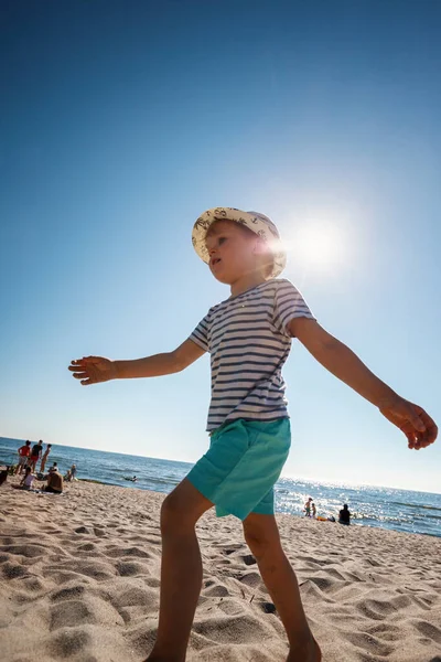 Schattig Jongetje Het Zandstrand Aan Oostzee Litouwen Klein Kind Dat — Stockfoto