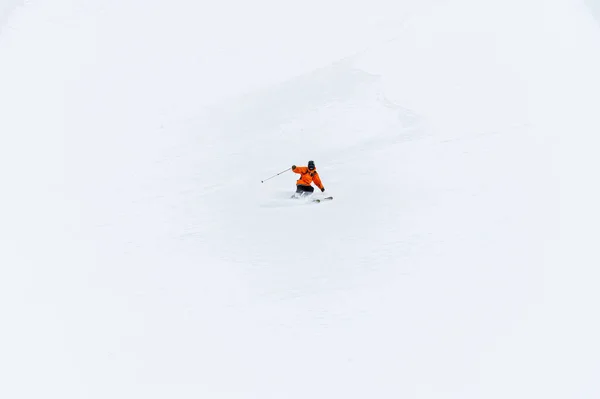 一个滑雪者滑向下坡槽深的新鲜粉末 — 图库照片