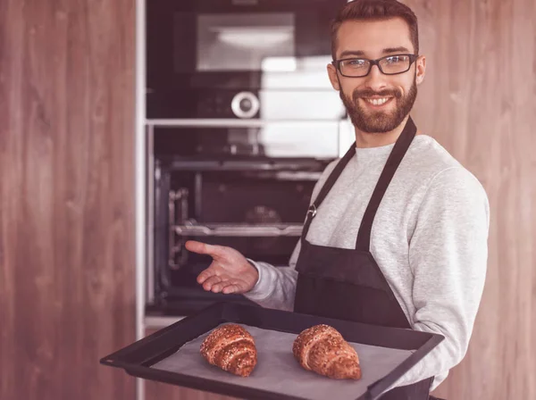 Sorrindo Homem Segurando Uma Bandeja Croissants Frescos — Fotografia de Stock