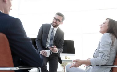 Aletleri kullanan işçiler, çalışma molası.