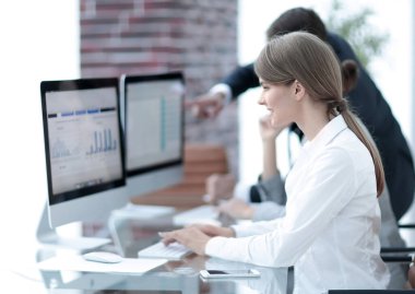 Genç profesyonel ve finansal veri tartışırken iş takım.