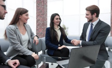 Ofiste dizüstü bilgisayarlar çevresinde toplanan yaratıcı iş takım.