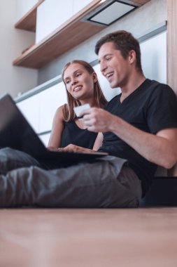 Genç çift yeni dairelerinde online sipariş veriyor.