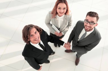 Sonra iyi bir anlaşma tokalaşırken iş adamları