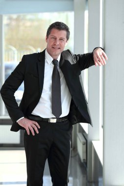 arka plan bulanık üzerinde emin işadamı portresi