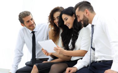 Yakın plan. Tablet bilgisayarlı gülümseyen iş ekibi