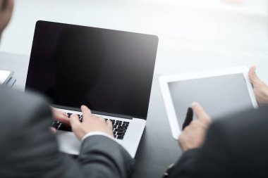 portre. tablet bilgisayar ve laptop çalışma iş arkadaşları.