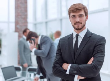 Ofiste duran kendine güvenen genç iş adamı