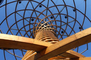 Albero della vita, hayat ağacı gün ışığında aşağıdan kurulmuş.