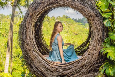 Bali trendi, her yerde saman yuvaları. Genç turist Bali adası, Endonezya etrafında onu seyahat zevk. Güzel bir tepede mola. Saman yuvasında fotoğraf, doğal bir çevre. Yaşam tarzı