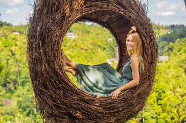 Bali trendi, her yerde saman yuvaları. Genç turist Bali adası, Endonezya etrafında onu seyahat zevk. Güzel bir tepede mola. Saman yuvasında fotoğraf, doğal bir çevre. Yaşam tarzı