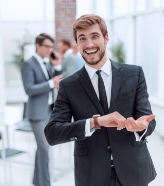 Ofiste duran dost canlısı genç iş adamı..