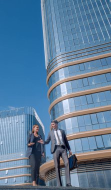 Genç şirket çalışanları ofis binasını terk ediyor.