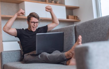 Mutlu adam boş bir akşamda en sevdiği programı izliyor.
