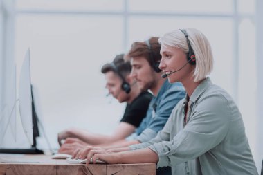 danışman çağrı merkezi mikrofon aracılığıyla müşteri ile konuşuyor