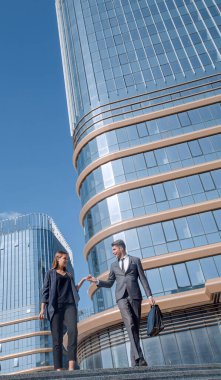 Genç şirket çalışanları ofis binasını terk ediyor.