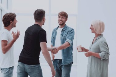 ofis lobisinde el sıkışırken iş arkadaşları