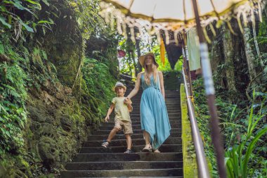 Bali, Endonezya'da anne ve oğlu turistler. Çocuk konsepti ile seyahat. Çocuklarla ne yapmalı? Çocuk dostu bir yer