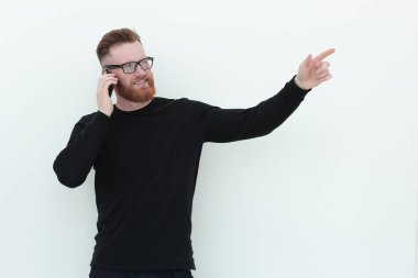 bir akıllı telefon üzerinde konuşan adam ve boş ekrana işaret