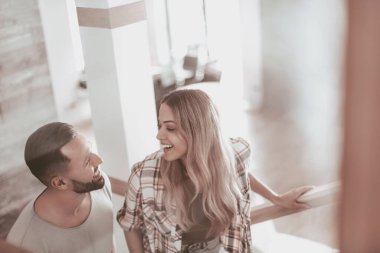 genç çift yeni daire için merdiven tırmandı