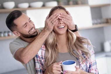 Sabahları mutfakta neşeli genç bir aile.