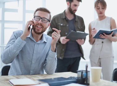 iş adamı bir akıllı telefon üzerinde bir müşteri ile konuşurken