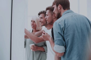 ofis lobisinde duran bir grup çalışan