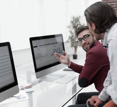 finansal veriler tartışırken iş arkadaşları