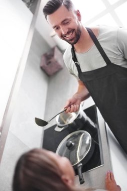 Mutlu çift mutfaktaki menüyü tartışıyor.