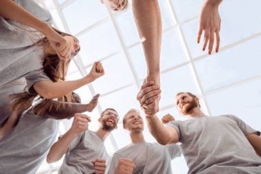 Arkadaş çevresindeki iki liderin güçlü tokalaşması.