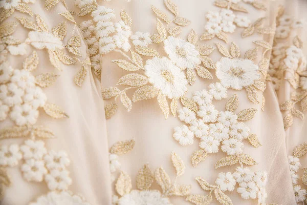 刺繍の花のウェディングドレス — ストック写真