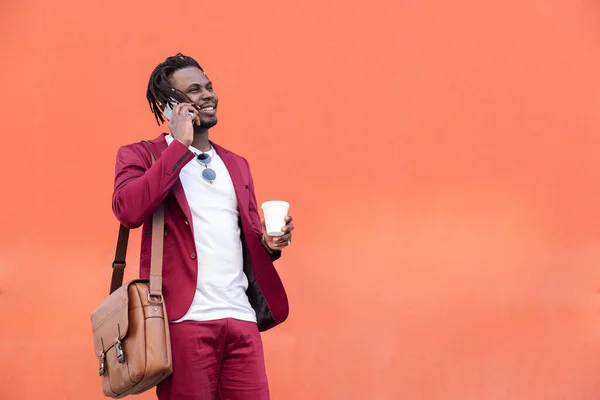 Homem Africano Com Saco Café Fala Por Telefone — Fotografia de Stock