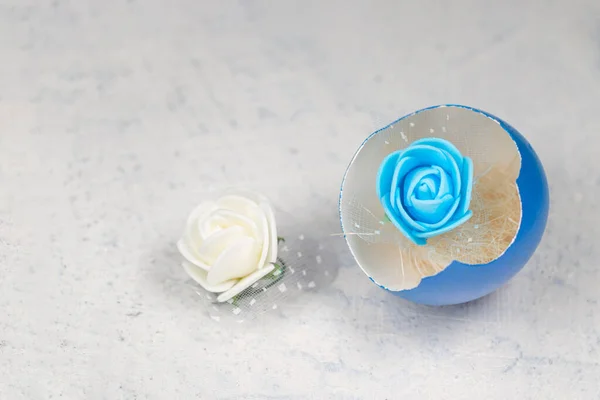 Rose Artificielle Bleue Intérieur Œuf Cassé Bleu Côté Une Fausse — Photo