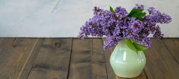 木製のテーブルの上に花瓶のライラックの花とバナー 夏春自然の花という概念は — ストック写真
