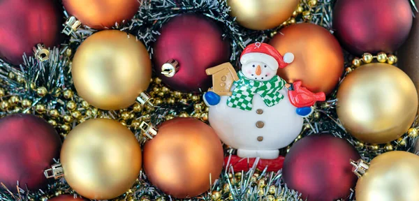 Prapor Sněhulákem Zlatými Červenými Vánočními Míčky Vánoční Pozadí Nový Rok — Stock fotografie