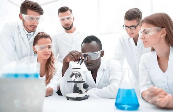 Grupo Jovens Cientistas Que Trabalham Laboratório Químico — Fotografia de Stock