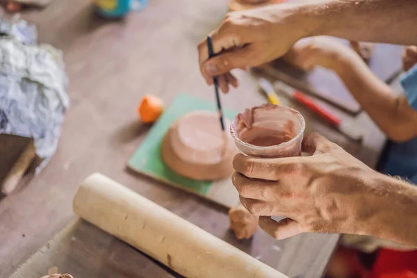 Père Fils Faisant Pot Céramique Dans Atelier Poterie — Photo
